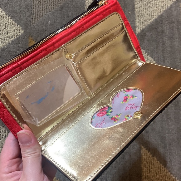 BETSEY JOHNSON Black & Red Leather Hearts Gold Wristlet Wallet NWT - Picture 4 of 6